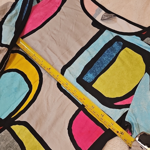 Colorful Geometric Long Sleeve Top - Picture 2 of 8